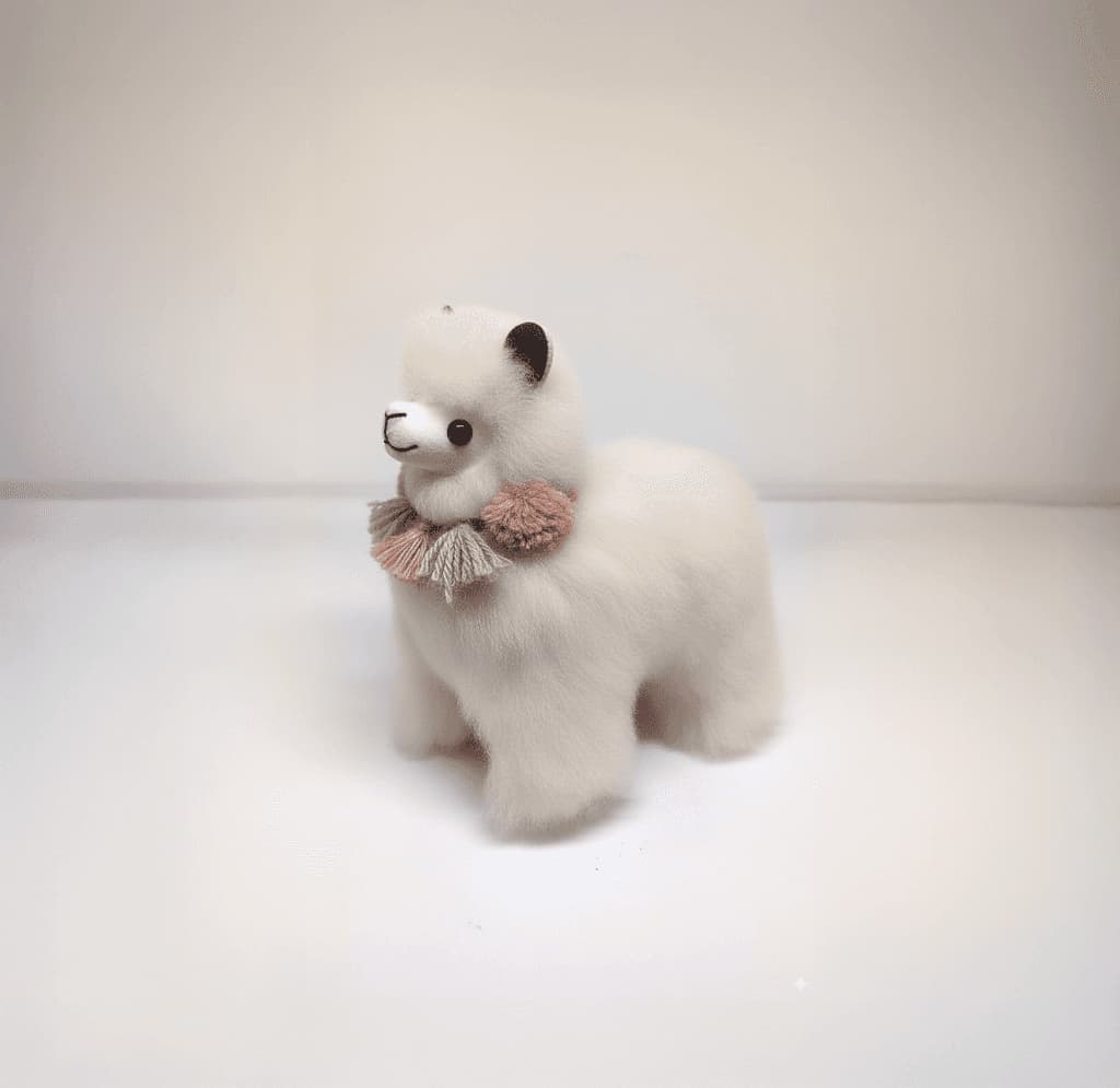 Alpaca de peluche blanca hecha a mano